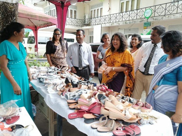 Providing sales opportunities to the members of Homagama "Ekumuthu" Samurdhi Entrepreneurs Forum (2023-10-18)